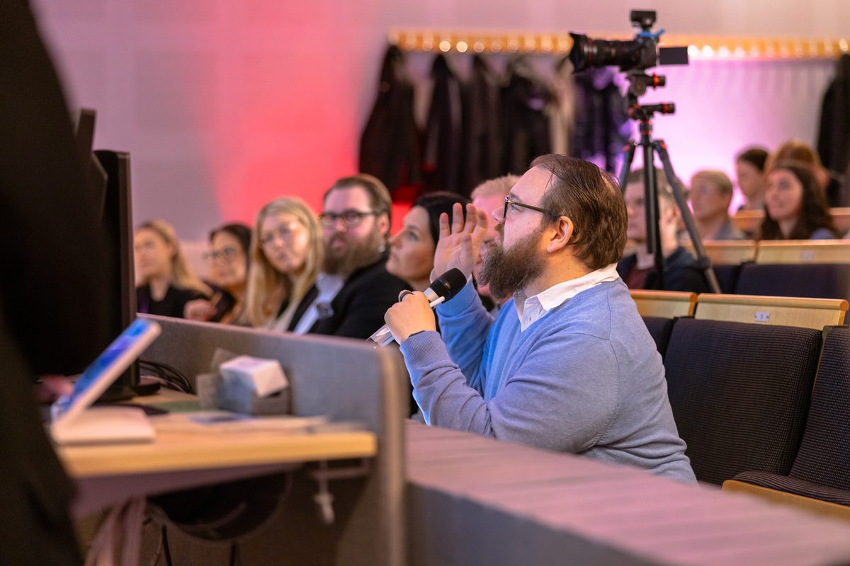Juryn ställer frågor från publikplatserna