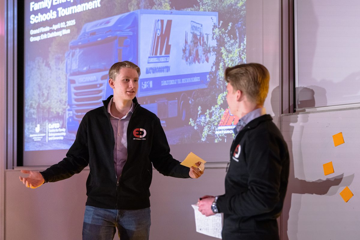 Två elever presenterar inför publiken