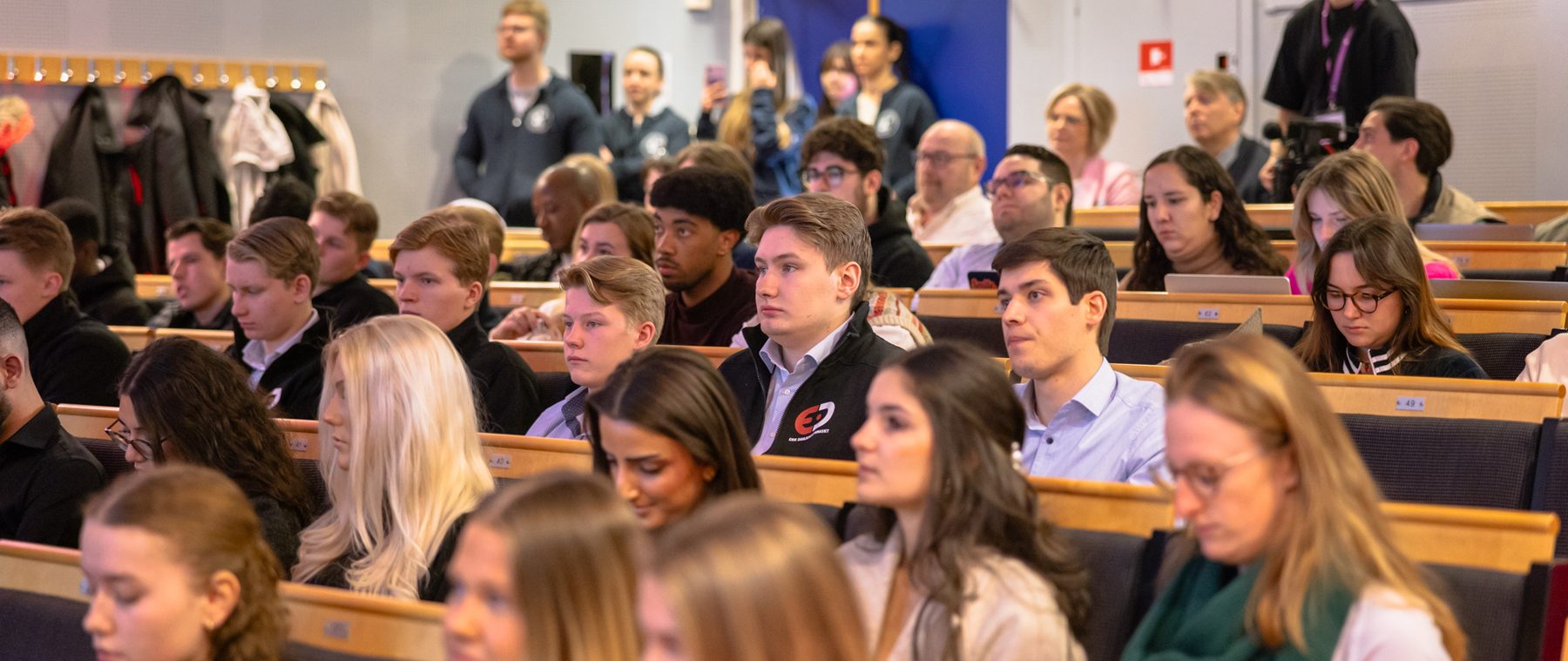 Gymnasieelever fyller hörsalen på JIBS under finalen